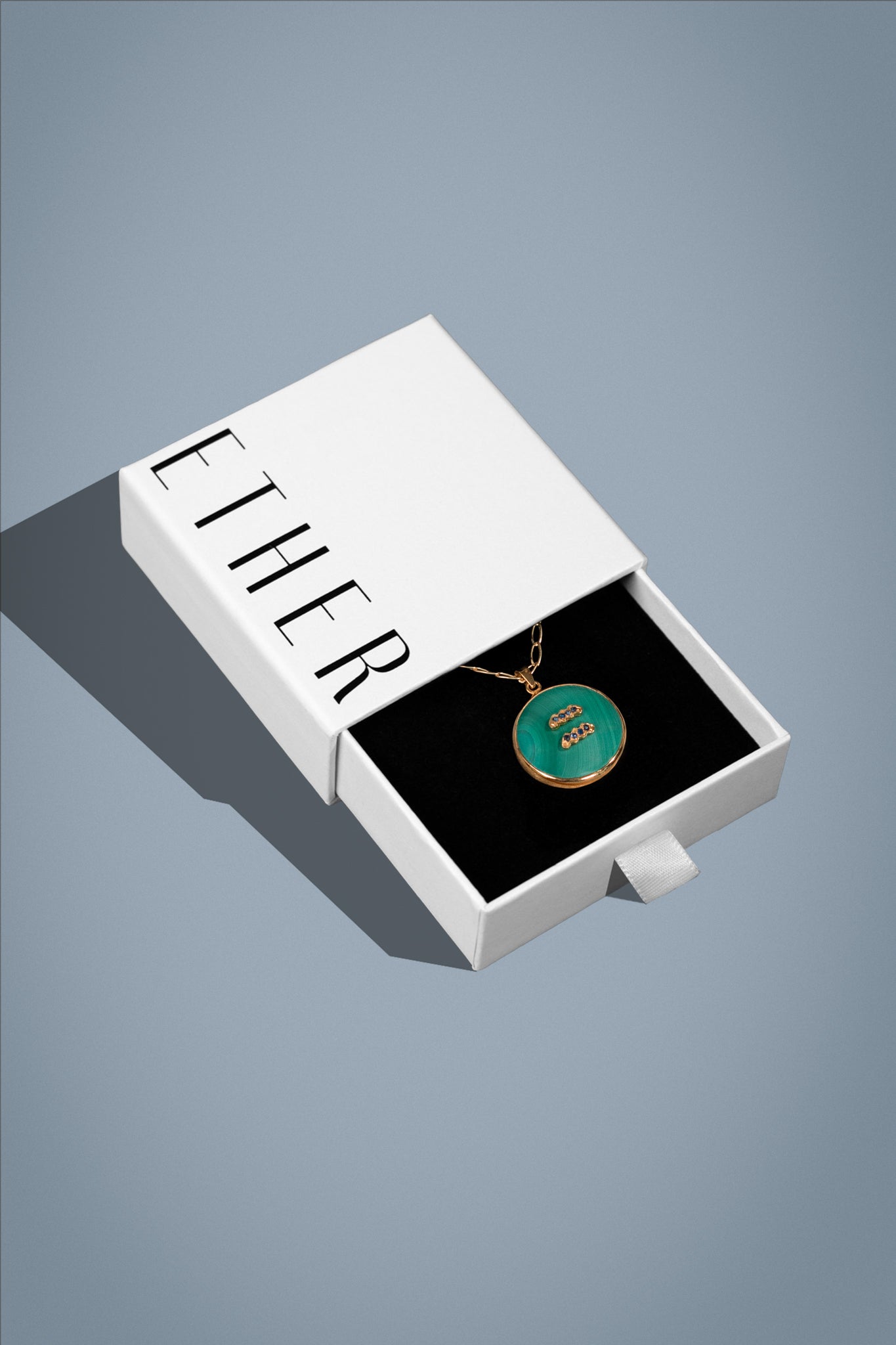 Aquarius zodiac pendant: malachite cabochon and blue sapphire.
Amuleto de Acuario: malaquita cabujón y zafiro azul.