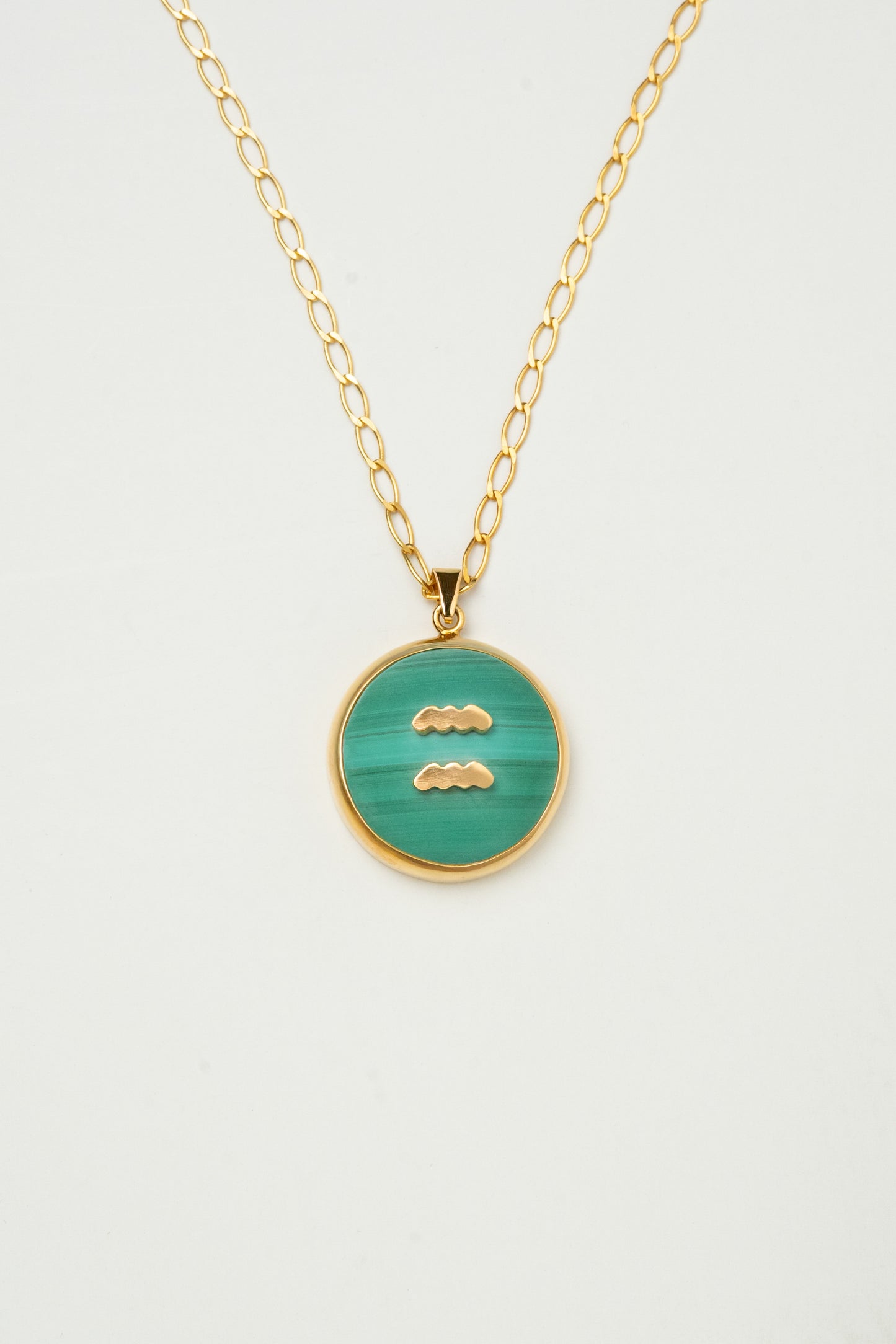 Aquarius zodiac pendant: malachite cabochon and 14K Gold Vermeil.
Amuleto de Acuario: malaquita cabujón y 14K Gold Vermeil.