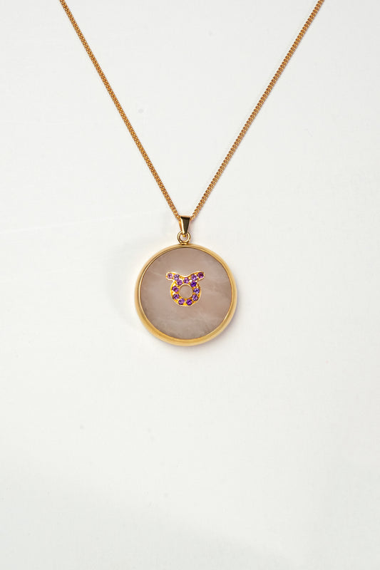 Taurus zodiac pendant: rose quartz cabochon and amethyst.
Amuleto de Tauro: cuarzo rosa cabujón y amatista.