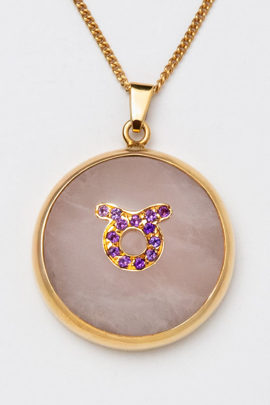 Taurus zodiac pendant: rose quartz cabochon and 14K Gold Vermeil.
Amuleto de Tauro: cuarzo rosa cabujón y 14K Gold Vermeil.