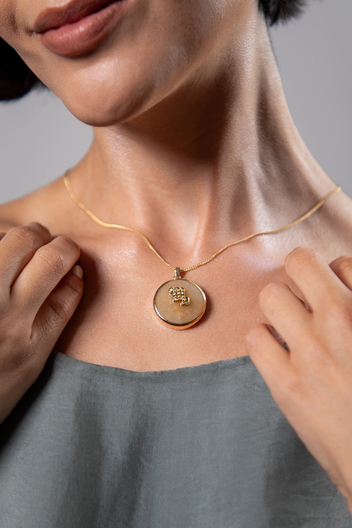 Scorpio zodiac pendant: yellow jade cabochon and 14K Gold Vermeil.

Amuleto de Escorpio: jade amarillo cabujón y 14K Gold Vermeil.