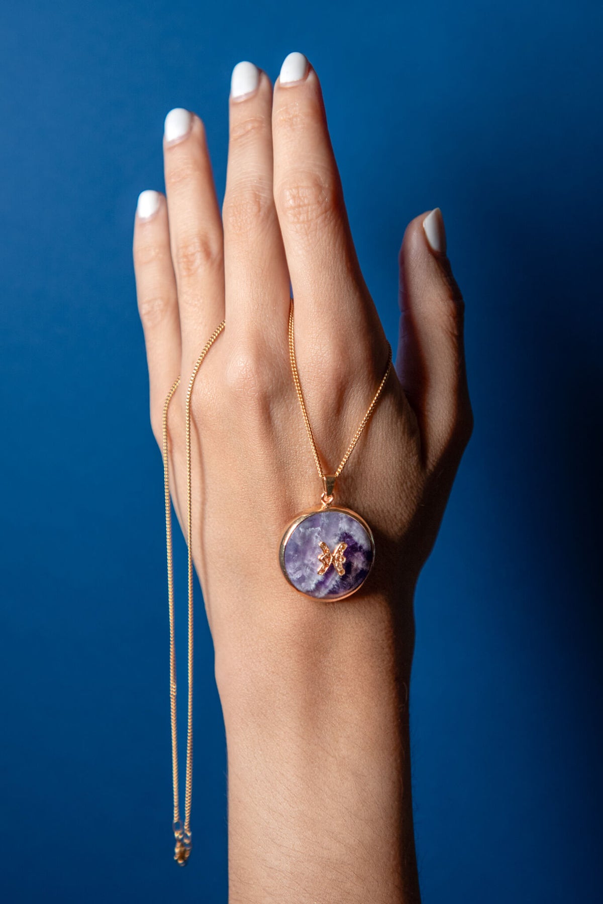 Pisces zodiac pendant: Amethyst cabochon and 14K Gold Vermeil.

Amuleto de Piscis Amatista cabujón y 14K Gold Vermeil.