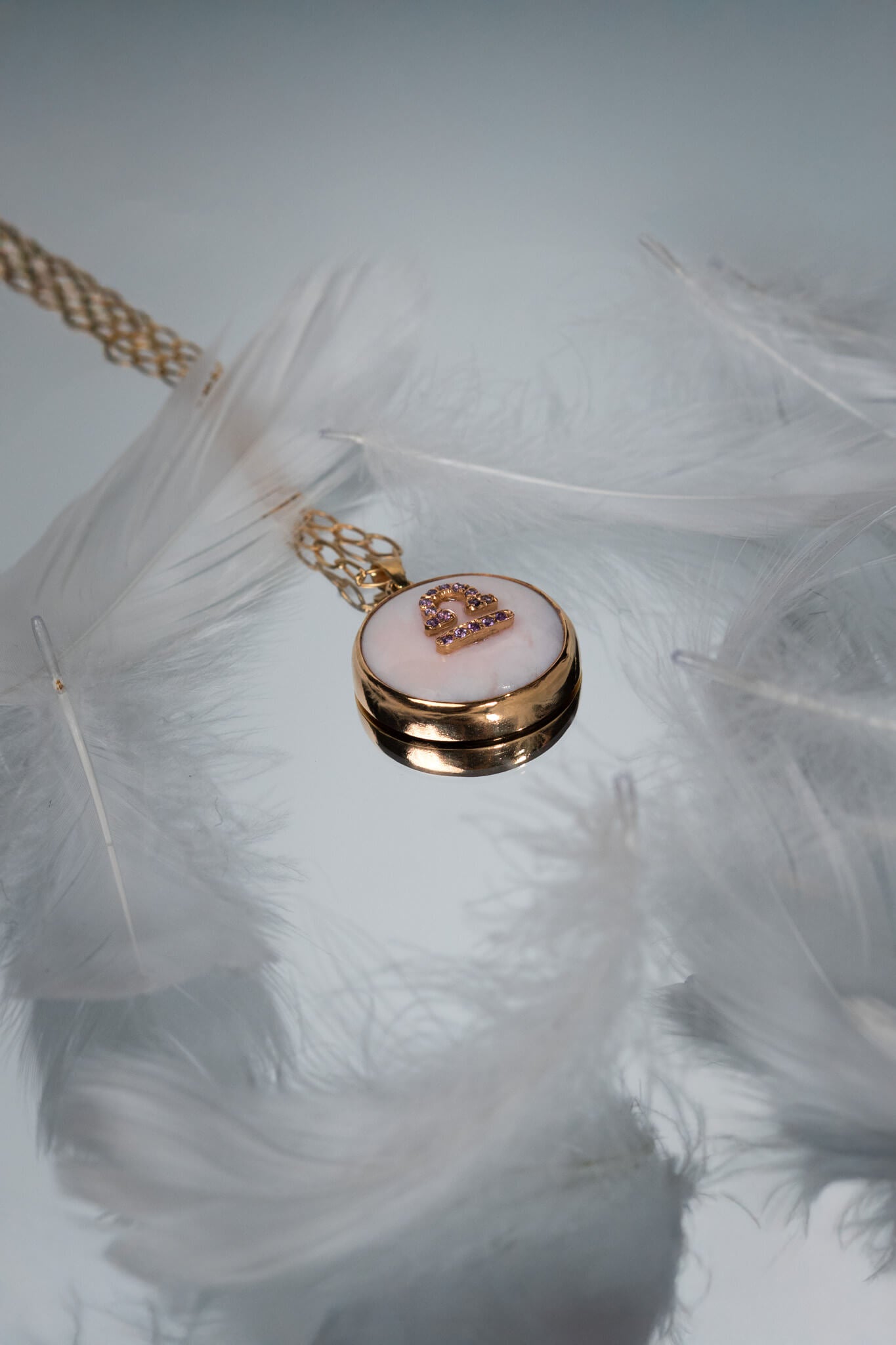 Libra zodiac pendant: pink opal cabochon and 14K Gold Vermeil.

Amuleto de Libra: ópalo rosa cabujón y 14K Gold Vermeil.