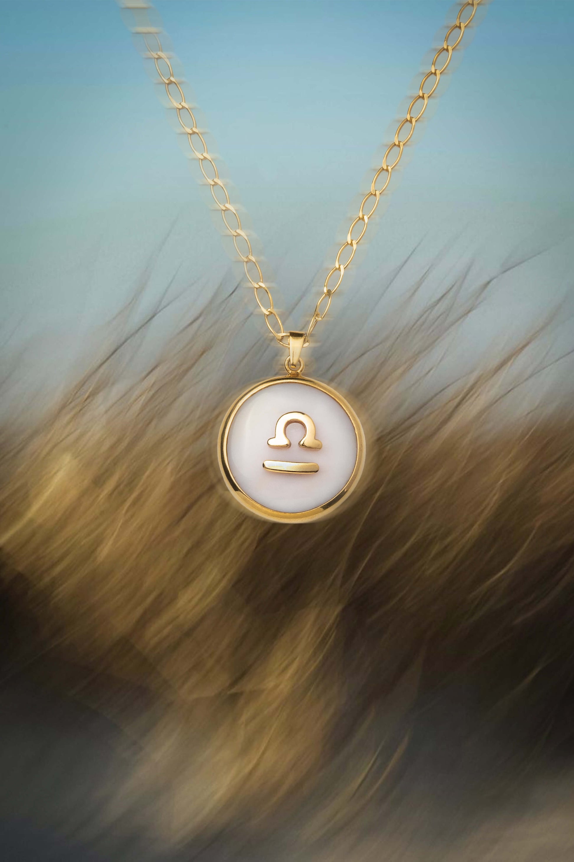 Libra zodiac pendant: pink opal cabochon and 14K Gold Vermeil.

Amuleto de Libra: ópalo rosa cabujón y 14K Gold Vermeil.