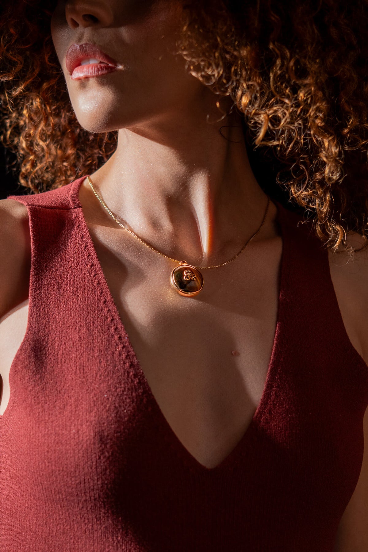 Leo zodiac pendant: tiger's eye cabochon and 14K Gold Vermeil.

Amuleto de Leo: ojo de tigre cabujón y 14K Gold Vermeil.