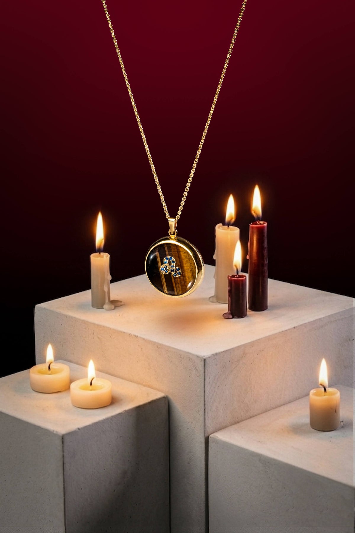 Leo zodiac pendant: tiger's eye cabochon and 14K Gold Vermeil.

Amuleto de Leo: ojo de tigre cabujón y 14K Gold Vermeil.