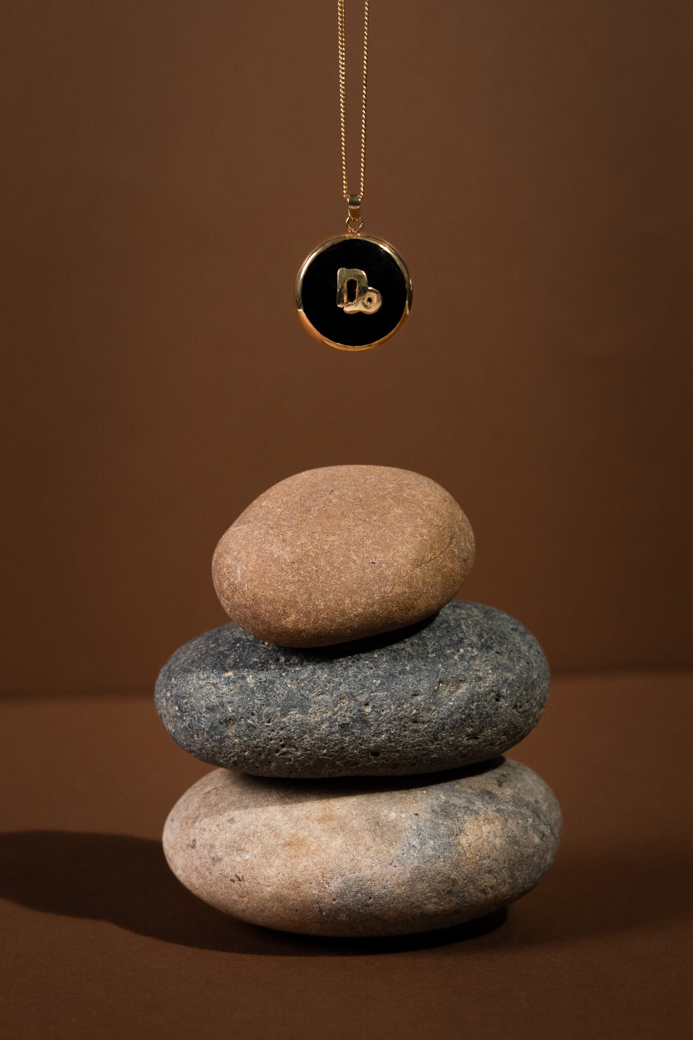 Capricorn zodiac pendant: onyx cabochon and 14K Gold Vermeil.

Amuleto de Capricornio: ónix cabujón y 14K Gold Vermeil.
