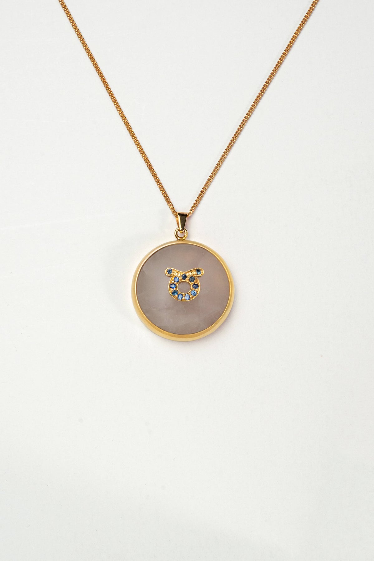 Taurus zodiac pendant: rose quartz cabochon and 14K Gold Vermeil.

Amuleto de Tauro: cuarzo rosa cabujón y 14K Gold Vermeil.