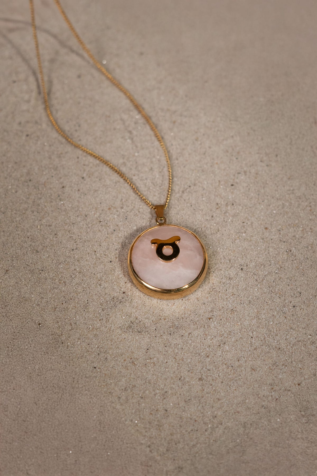 Taurus zodiac pendant: rose quartz cabochon and 14K Gold Vermeil.

Amuleto de Tauro: cuarzo rosa cabujón y 14K Gold Vermeil.