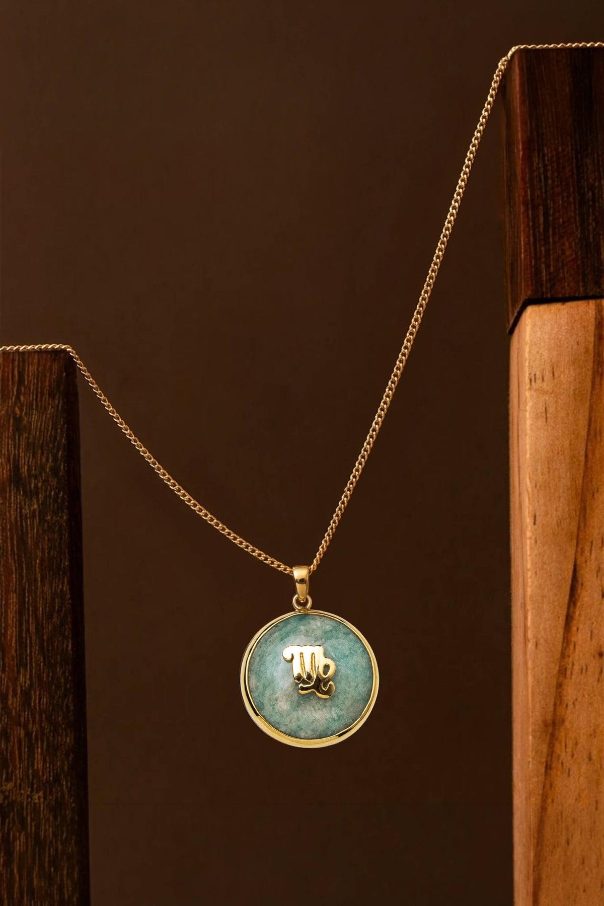 Virgo zodiac pendant: amazonite cabochon and 14K Gold Vermeil.

Amuleto de Virgo: amazonita cabujón y 14K Gold Vermeil.