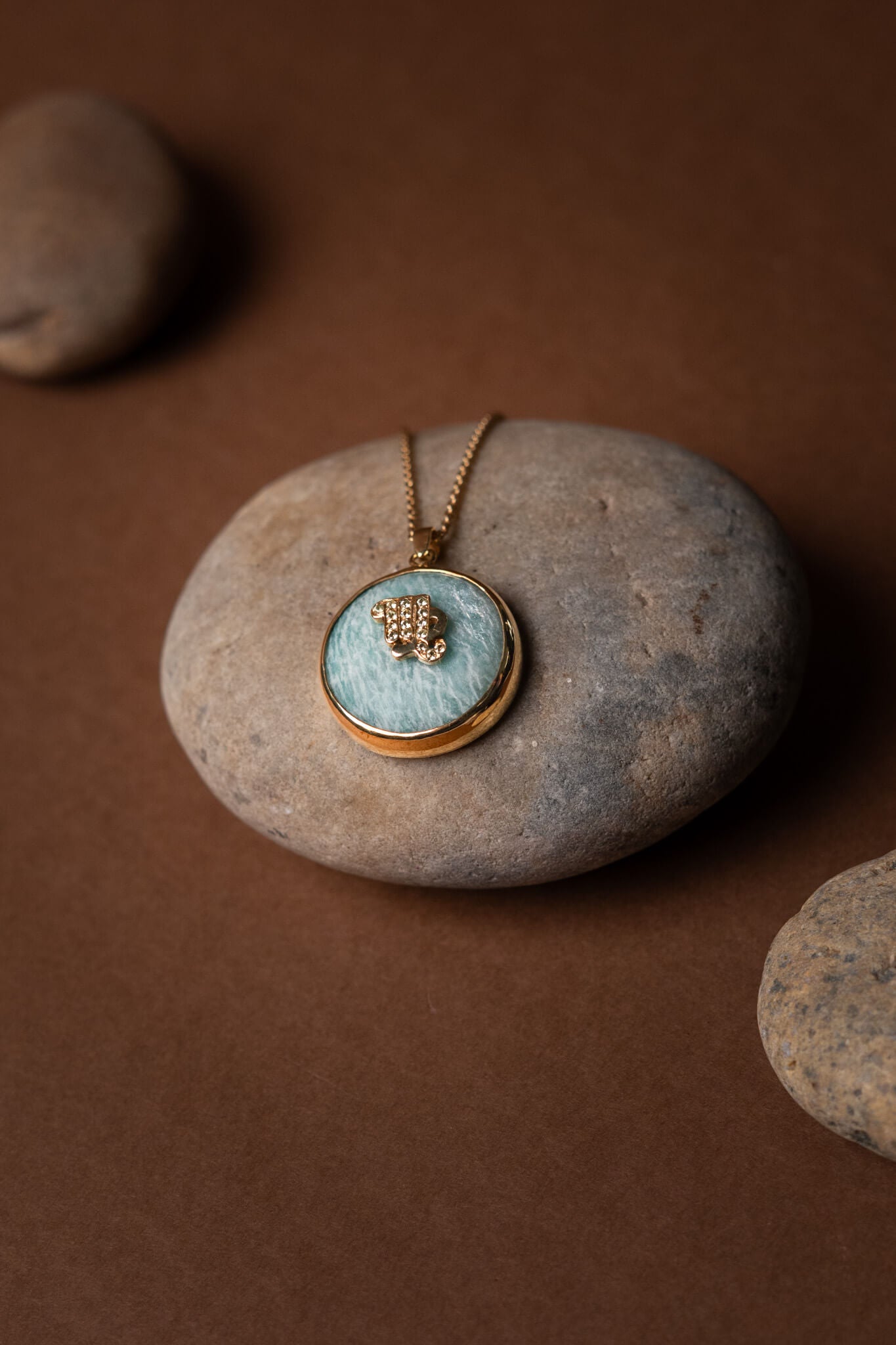 Virgo zodiac pendant: amazonite cabochon and 14K Gold Vermeil.

Amuleto de Virgo: amazonita cabujón y 14K Gold Vermeil.