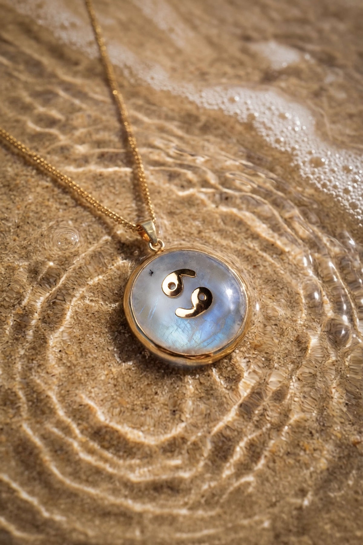 Cancer zodiac pendant: moonstone cabochon and 14K Gold Vermeil.

Amuleto de Cáncer: piedra luna cabujón y 14K Gold Vermeil.