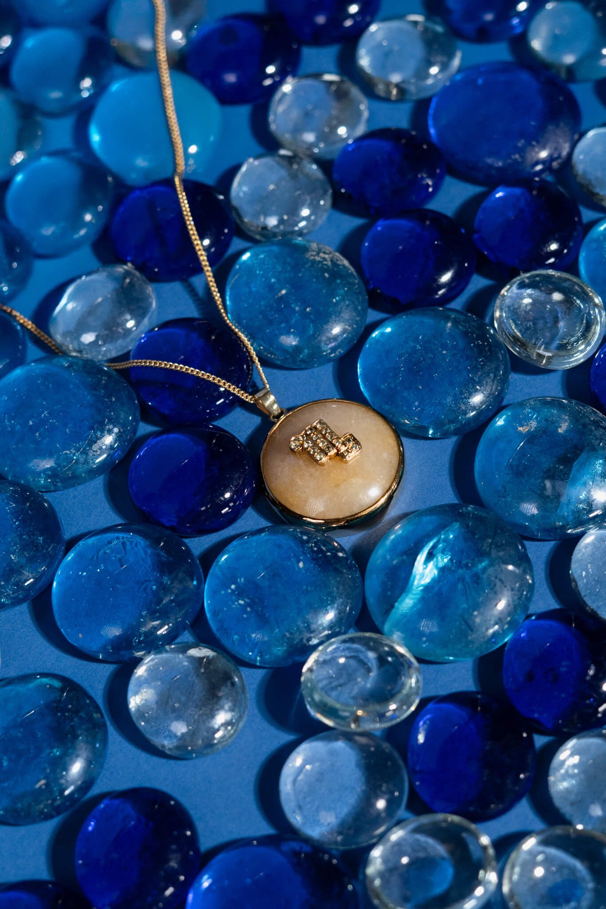 Scorpio zodiac pendant: yellow jade cabochon and 14K Gold Vermeil.

Amuleto de Escorpio: jade amarillo cabujón y 14K Gold Vermeil.