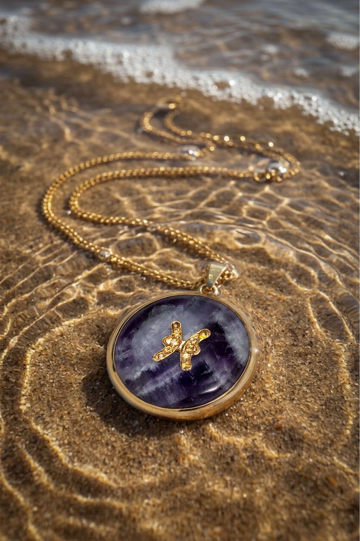 Pisces zodiac pendant: Amethyst cabochon and 14K Gold Vermeil.

Amuleto de Piscis Amatista cabujón y 14K Gold Vermeil.