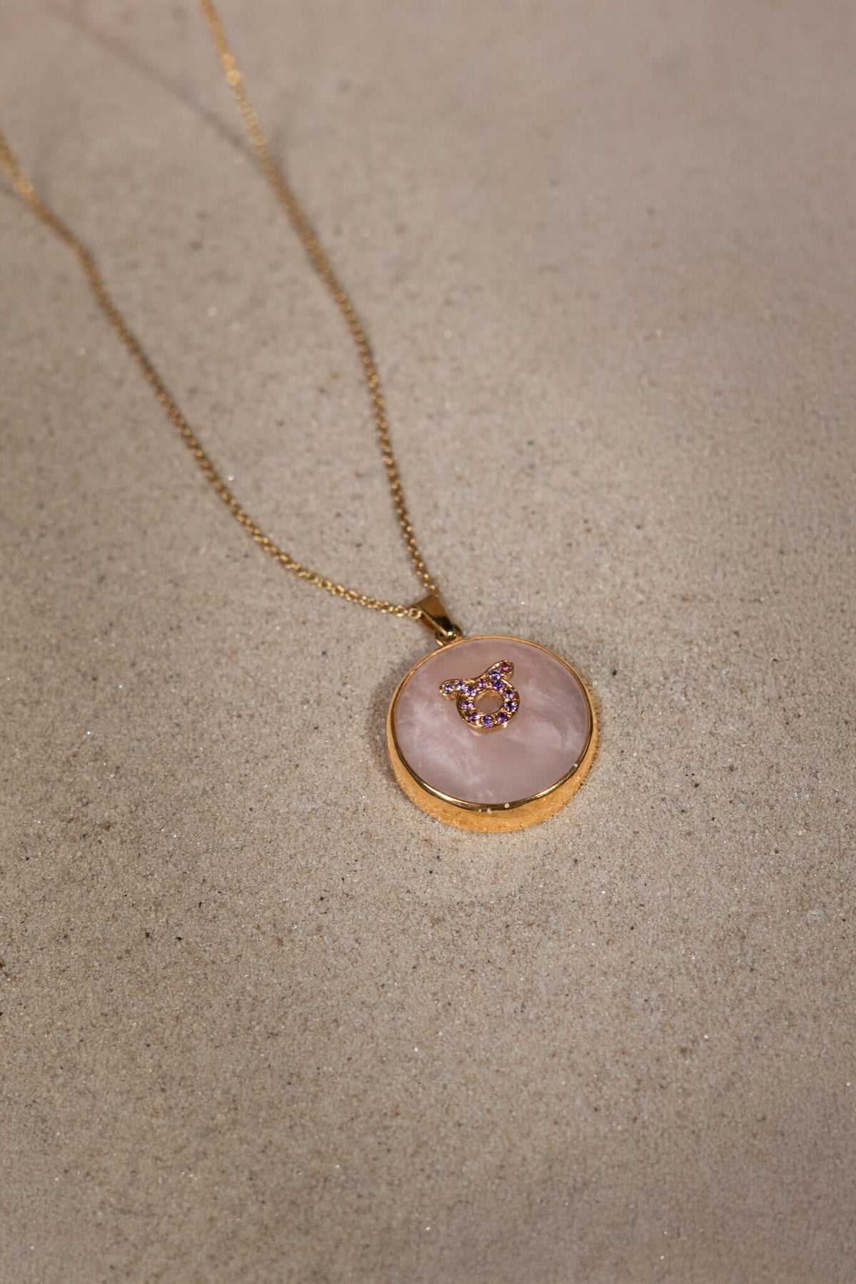 Taurus zodiac pendant: rose quartz cabochon and 14K Gold Vermeil.

Amuleto de Tauro: cuarzo rosa cabujón y 14K Gold Vermeil.