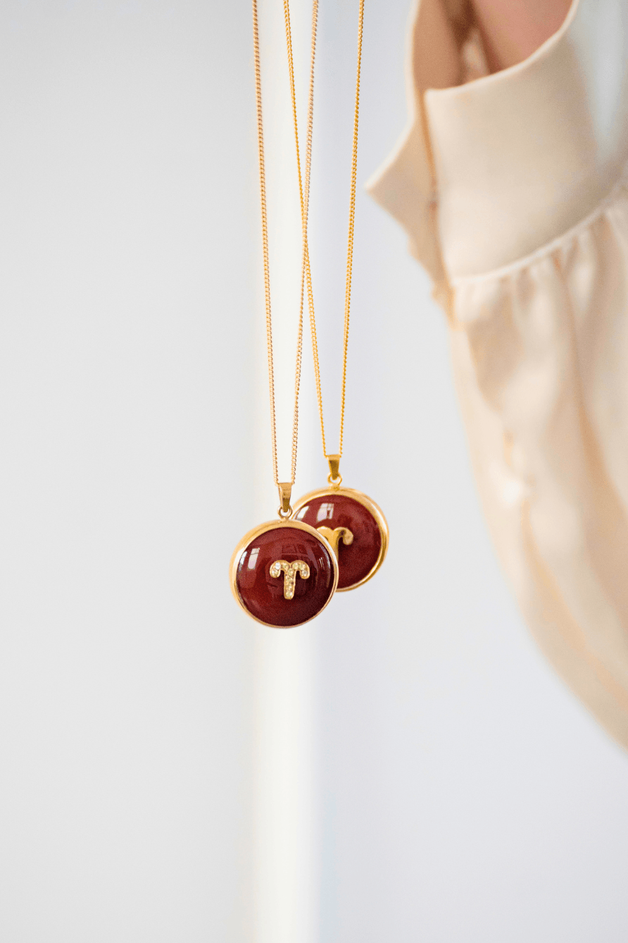 Aries zodiac pendant: carnelian cabochon and 14K Gold Vermeil.

Amuleto de Aries: cornalina cabujón y 14K Gold Vermeil.