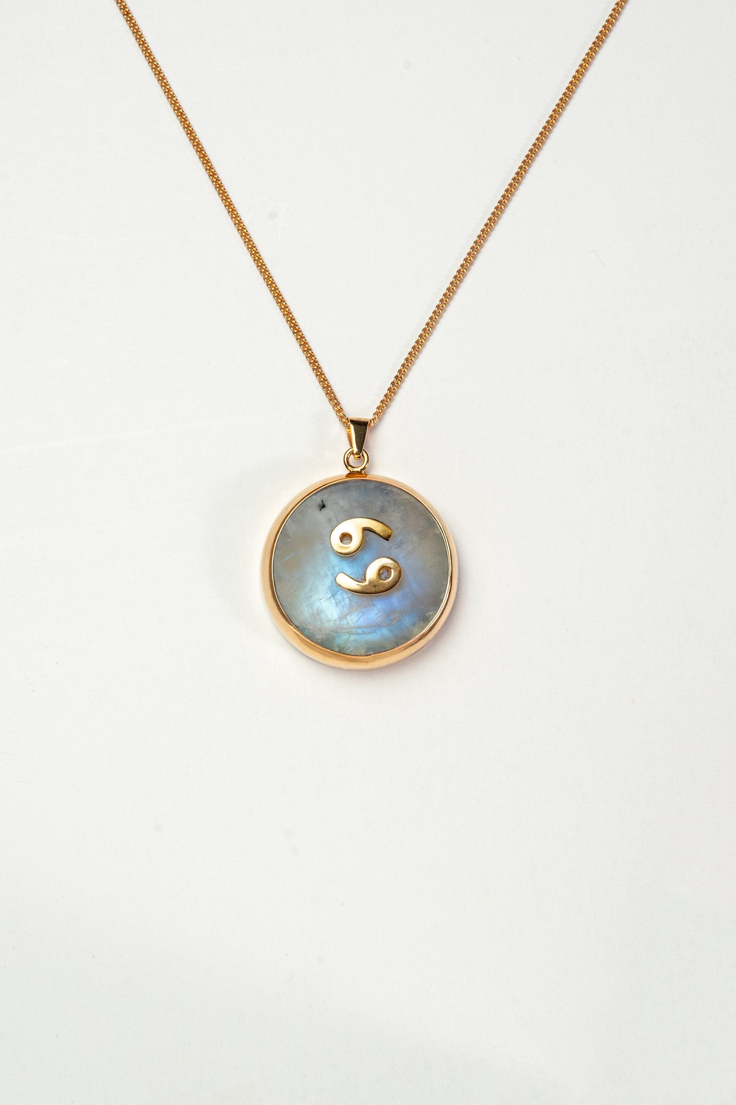 Cancer zodiac pendant: moonstone cabochon and 14K Gold Vermeil.

Amuleto de Cáncer: piedra luna cabujón y 14K Gold Vermeil.