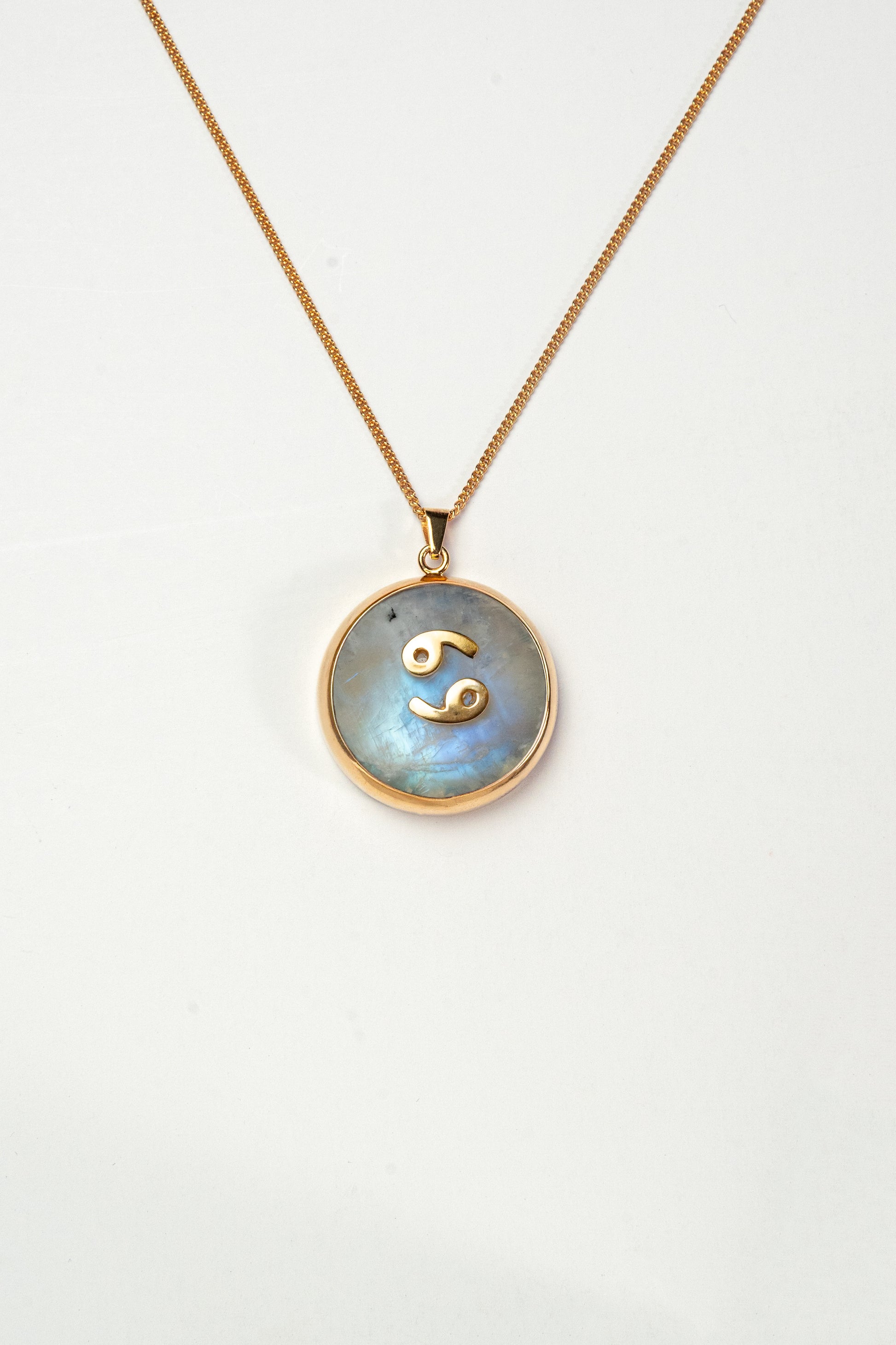 Cancer zodiac pendant: moonstone cabochon and red garnets.

Amuleto de Cáncer: piedra luna cabujón y granates rojos.