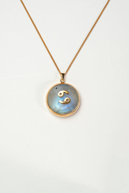 Cancer zodiac pendant: moonstone cabochon and 14K Gold Vermeil.

Amuleto de Cáncer: piedra luna cabujón y 14K Gold Vermeil.