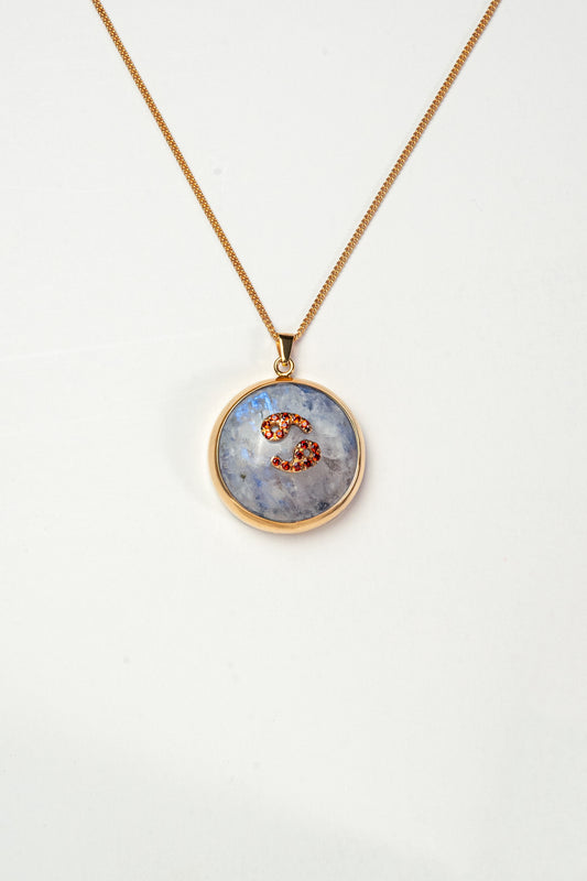 Cancer zodiac pendant: moonstone cabochon and red garnets.

Amuleto de Cáncer: piedra luna cabujón y granates rojos.