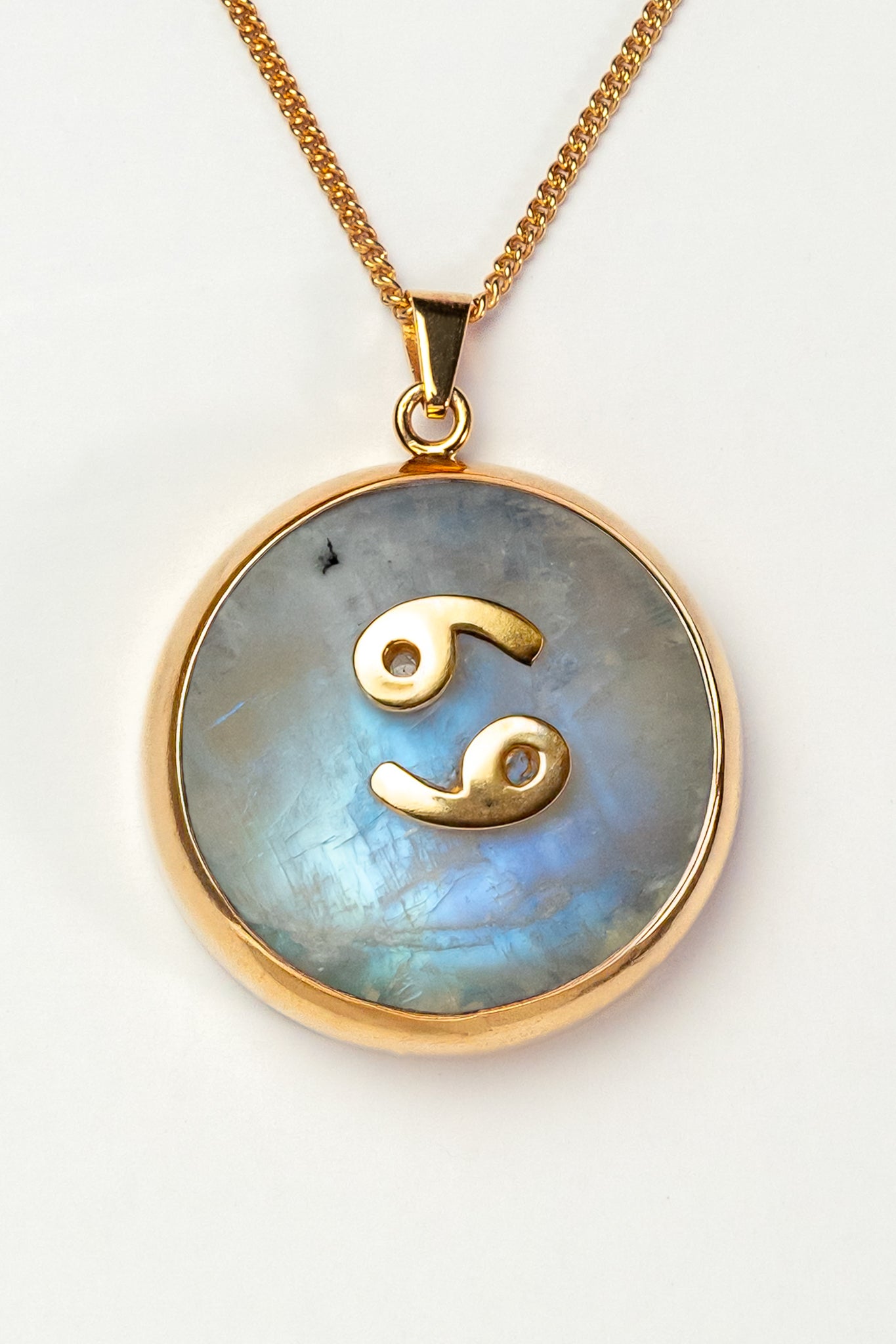 Cancer zodiac pendant: moonstone cabochon and red garnets.

Amuleto de Cáncer: piedra luna cabujón y granates rojos.
