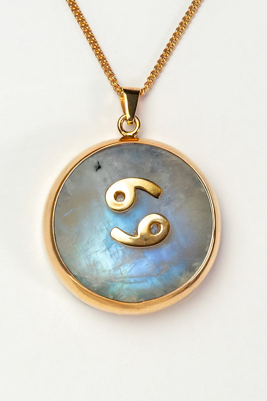 Cancer zodiac pendant: moonstone cabochon and 14K Gold Vermeil.

Amuleto de Cáncer: piedra luna cabujón y 14K Gold Vermeil.