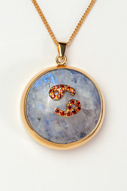 Cancer zodiac pendant: moonstone cabochon and 14K Gold Vermeil.

Amuleto de Cáncer: piedra luna cabujón y 14K Gold Vermeil.