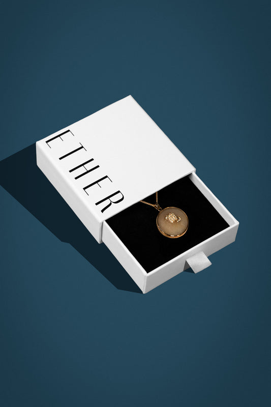 Scorpio zodiac pendant: yellow jade cabochon and peridot.

Amuleto de Escorpio: jade amarillo cabujón y peridoto.