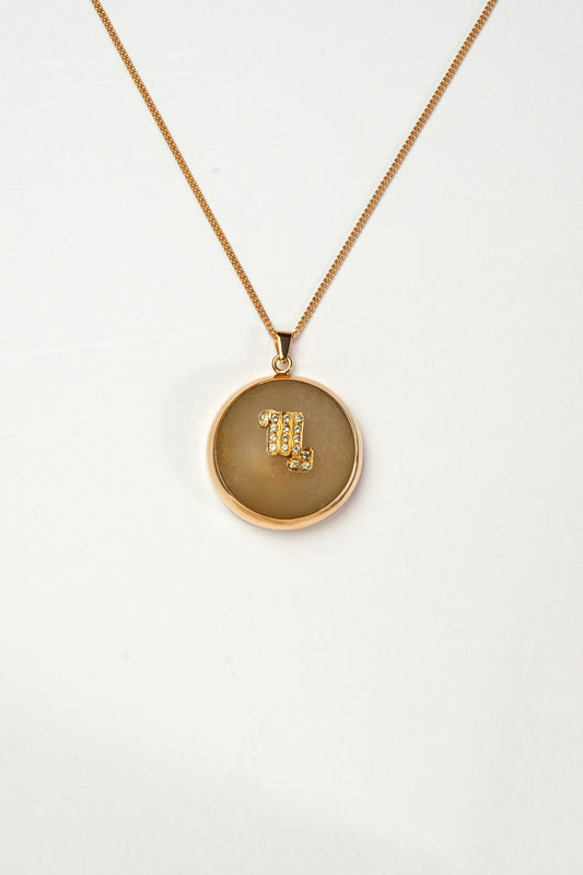 Scorpio zodiac pendant: yellow jade cabochon and peridot.

Amuleto de Escorpio: jade amarillo cabujón y peridoto.