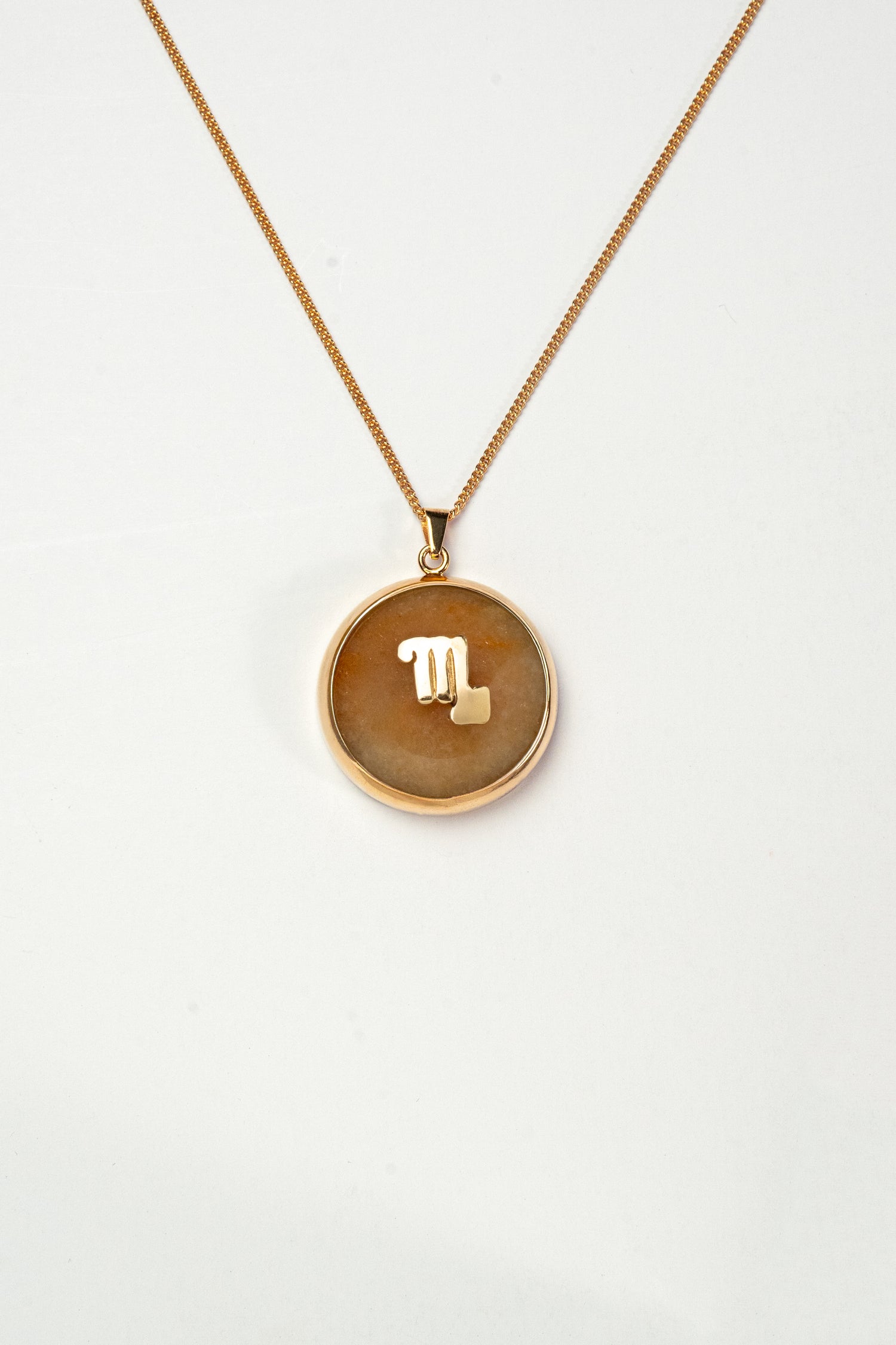 Scorpio zodiac pendant: yellow jade cabochon and 14K Gold Vermeil.

Amuleto de Escorpio: jade amarillo cabujón y 14K Gold Vermeil.