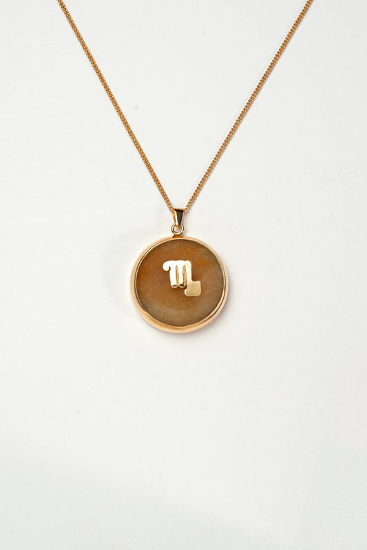 Scorpio zodiac pendant: yellow jade cabochon and 14K Gold Vermeil.

Amuleto de Escorpio: jade amarillo cabujón y 14K Gold Vermeil.