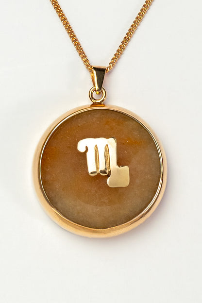 Scorpio zodiac pendant: yellow jade cabochon and 14K Gold Vermeil.

Amuleto de Escorpio: jade amarillo cabujón y 14K Gold Vermeil.