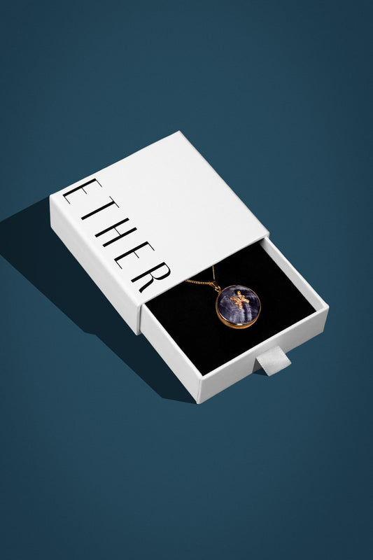 Pisces zodiac pendant: Amethyst cabochon and yellow sapphires.

Amuleto de Piscis Amatista cabujón y zafiros amarillos.