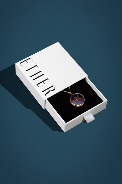 Pisces zodiac pendant: Amethyst cabochon and 14K Gold Vermeil.

Amuleto de Piscis Amatista cabujón y 14K Gold Vermeil.