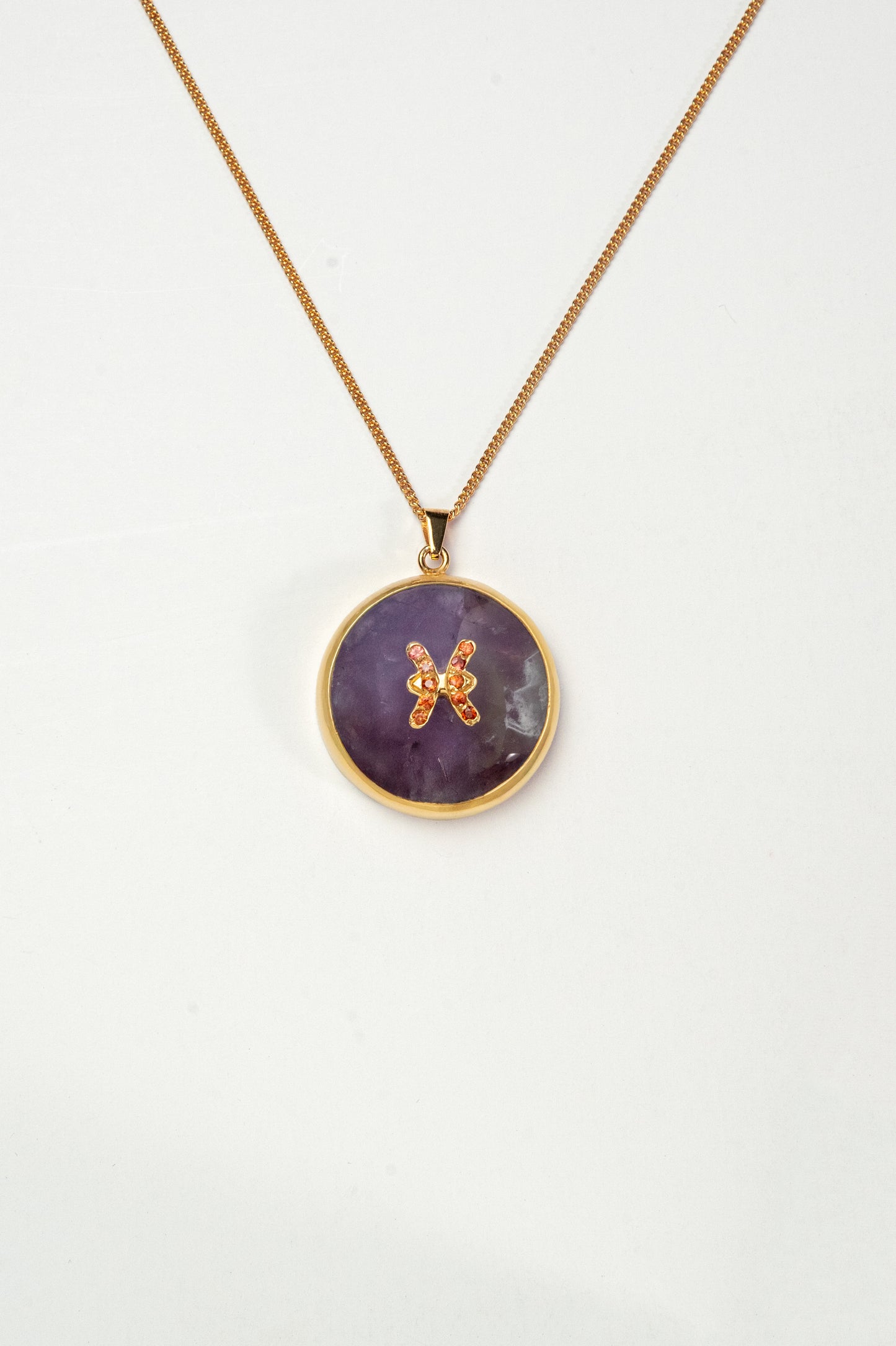 Pisces zodiac pendant: Amethyst cabochon and orange sapphires.

Amuleto de Piscis Amatista cabujón y zafiros naranjas.