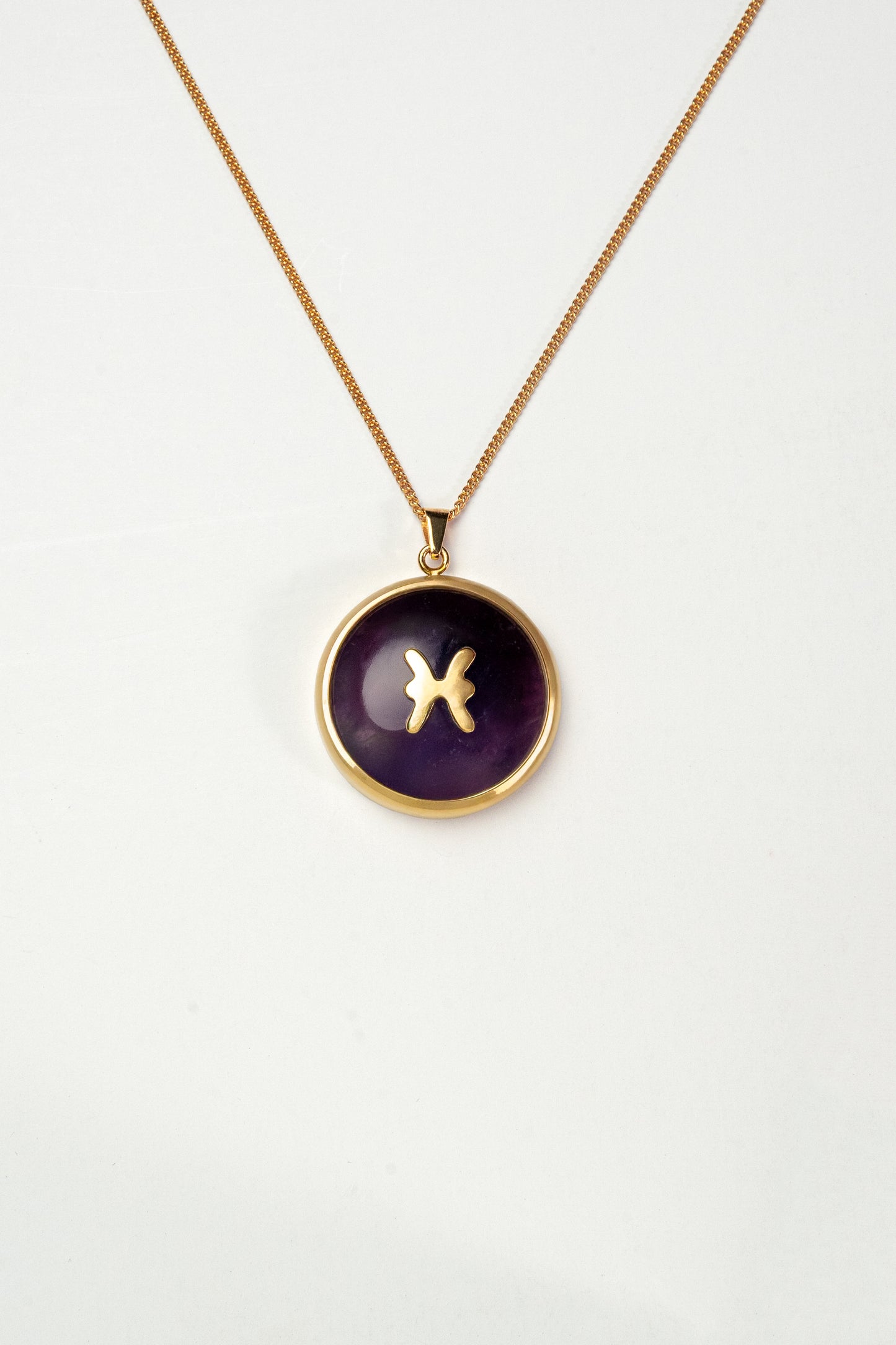 Pisces zodiac pendant: Amethyst cabochon and 14K Gold Vermeil.

Amuleto de Piscis Amatista cabujón y 14K Gold Vermeil.