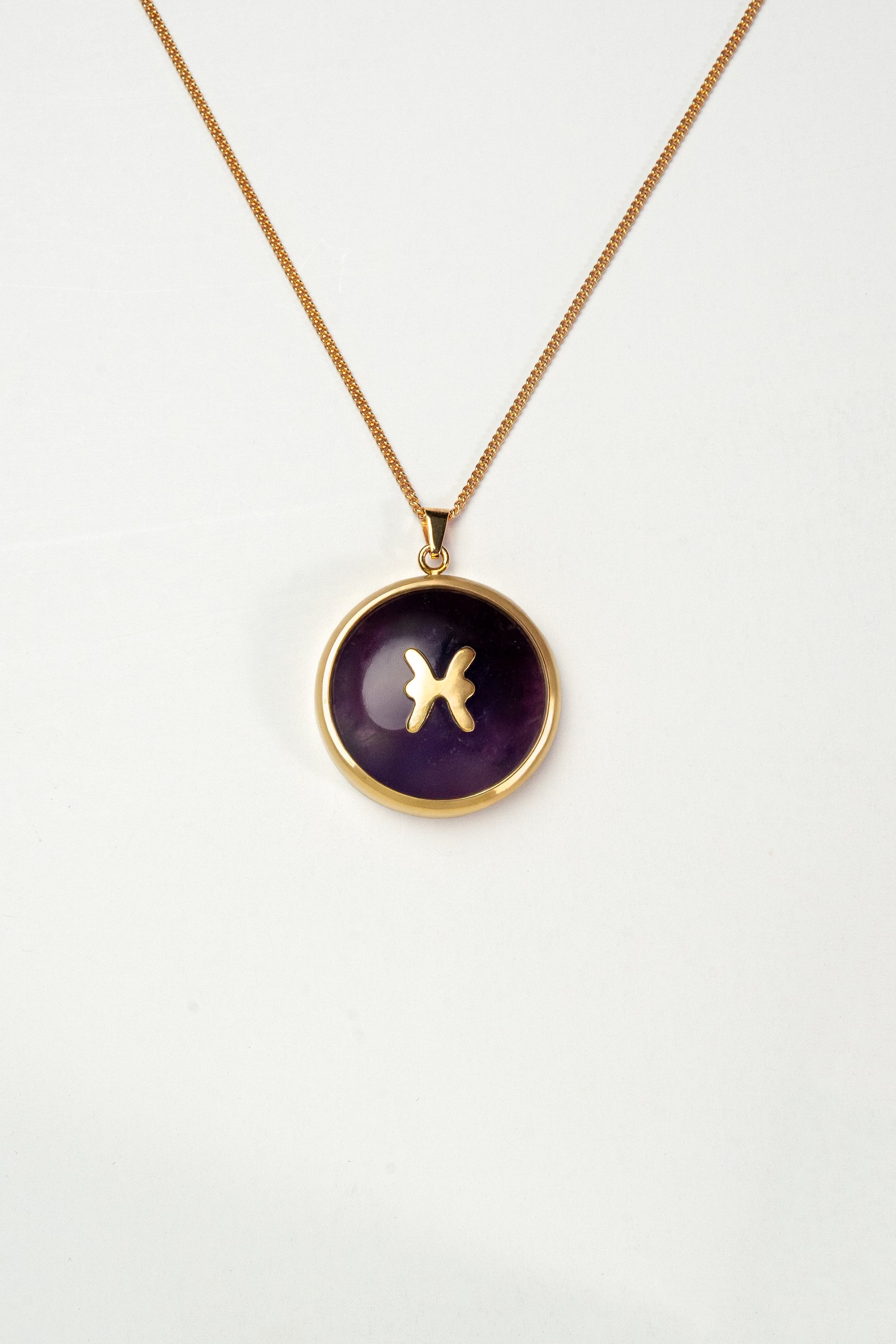 Pisces zodiac pendant: Amethyst cabochon and yellow sapphires.

Amuleto de Piscis Amatista cabujón y zafiros amarillos.
