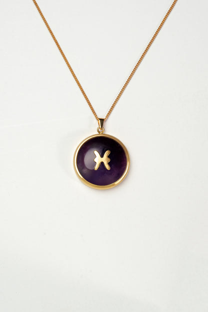 Pisces zodiac pendant: Amethyst cabochon and 14K Gold Vermeil.

Amuleto de Piscis Amatista cabujón y 14K Gold Vermeil.