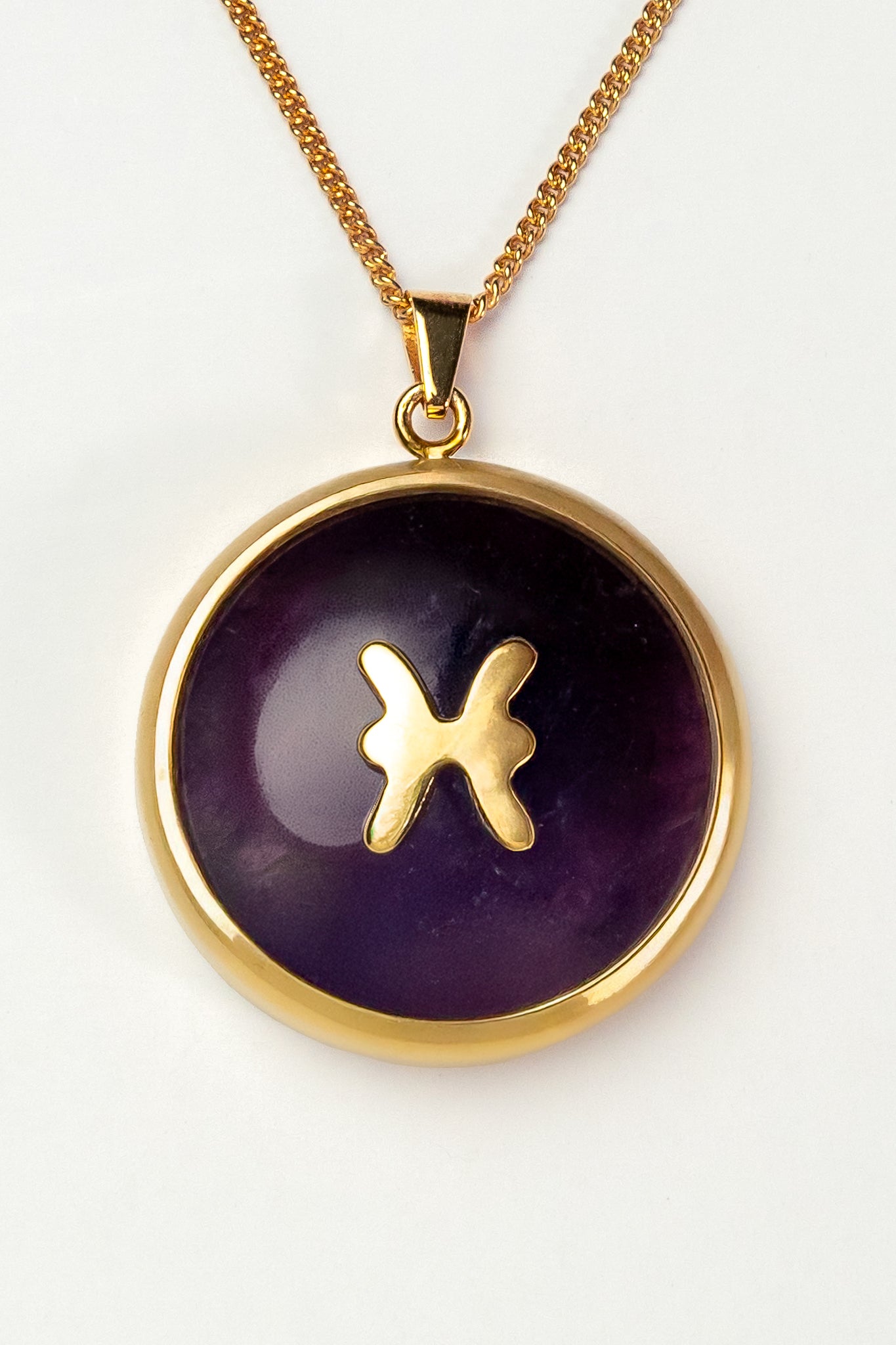 Pisces zodiac pendant: Amethyst cabochon and yellow sapphires.

Amuleto de Piscis Amatista cabujón y zafiros amarillos.