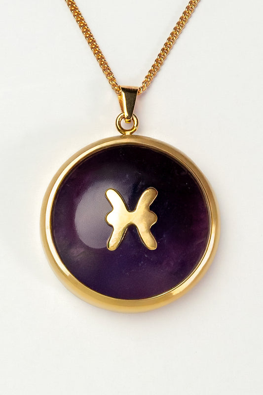Pisces zodiac pendant: Amethyst cabochon and 14K Gold Vermeil.

Amuleto de Piscis Amatista cabujón y 14K Gold Vermeil.