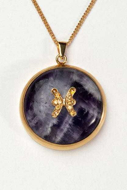 Pisces zodiac pendant: Amethyst cabochon and yellow sapphires.

Amuleto de Piscis Amatista cabujón y zafiros amarillos.