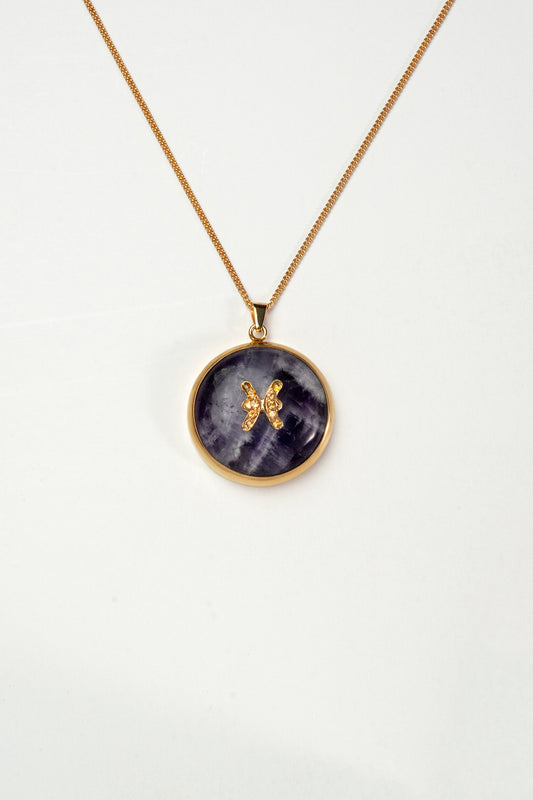 Pisces zodiac pendant: Amethyst cabochon and yellow sapphires.

Amuleto de Piscis Amatista cabujón y zafiros amarillos.