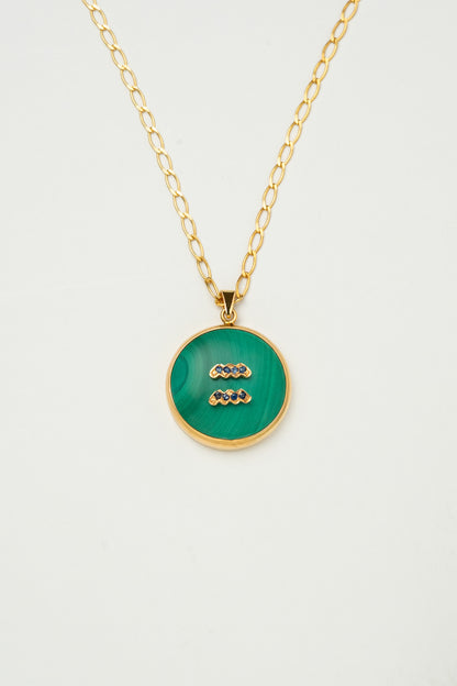 Aquarius zodiac pendant: malachite cabochon and blue sapphire.

Amuleto de Acuario: malaquita cabujón y zafiro azul.