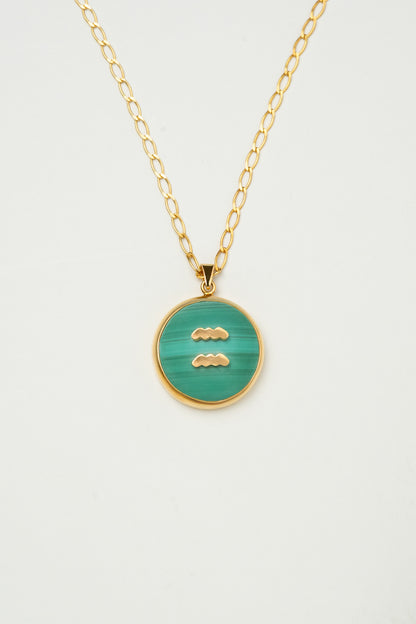 Aquarius zodiac pendant: malachite cabochon and 14K Gold Vermeil.

Amuleto de Acuario: malaquita cabujón y 14K Gold Vermeil.