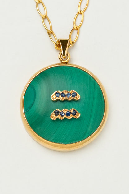 Aquarius zodiac pendant: malachite cabochon and blue sapphire.

Amuleto de Acuario: malaquita cabujón y zafiro azul.
