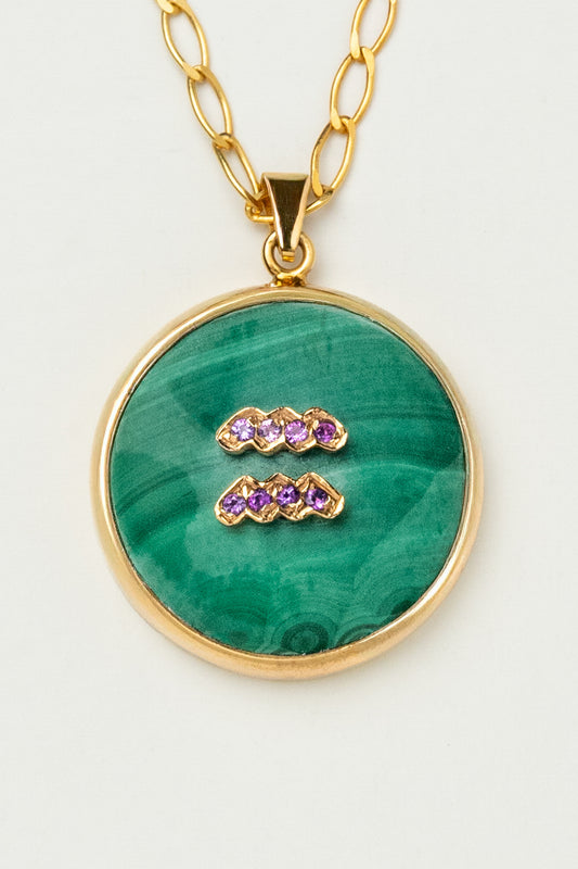 Aquarius zodiac pendant: malachite cabochon and 14K Gold Vermeil.

Amuleto de Acuario: malaquita cabujón y 14K Gold Vermeil.