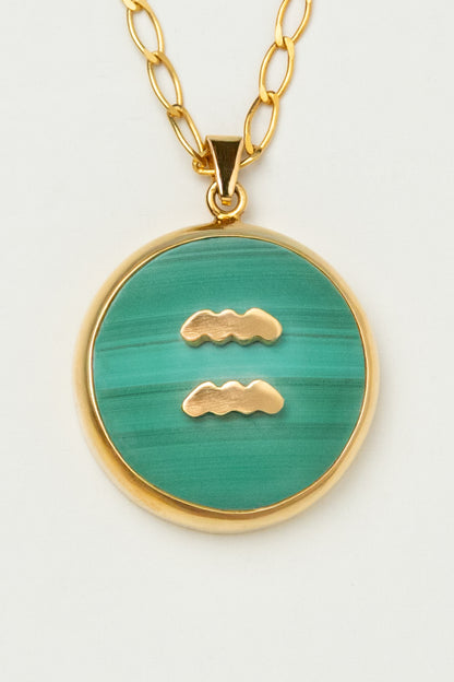 Aquarius zodiac pendant: malachite cabochon and 14K Gold Vermeil.

Amuleto de Acuario: malaquita cabujón y 14K Gold Vermeil.