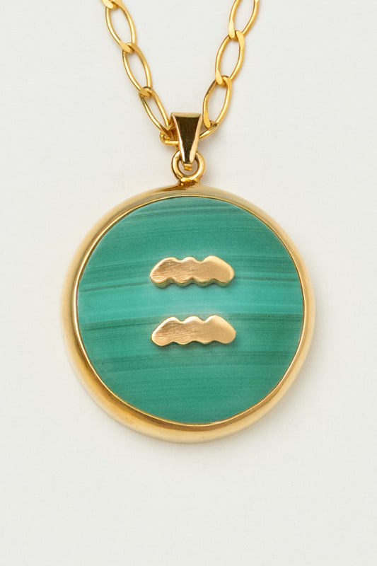 Aquarius zodiac pendant: malachite cabochon and 14K Gold Vermeil.

Amuleto de Acuario: malaquita cabujón y 14K Gold Vermeil.