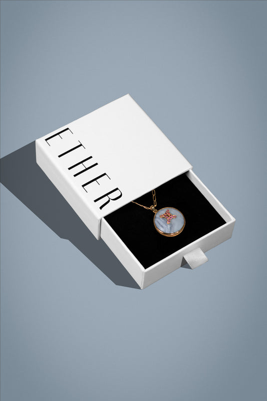 Gemini zodiac pendant: blue lace agate cabochon and pink spinel.

Amuleto e Géminis: ágata de encaje azul cabujón y espinela rosa.