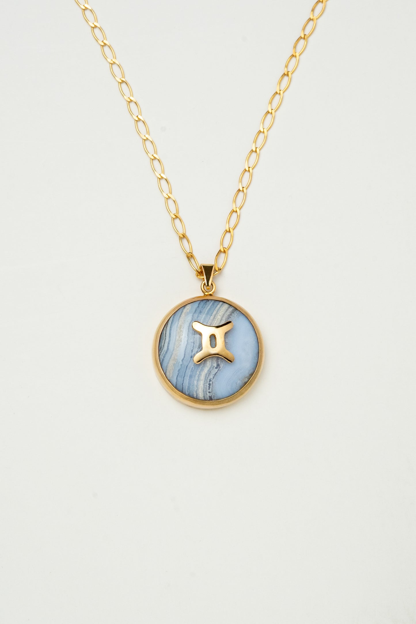 Gemini zodiac pendant: blue lace agate cabochon and 14K Gold Vermeil.

Amuleto e Géminis: ágata de encaje azul cabujón y 14K Gold Vermeil.